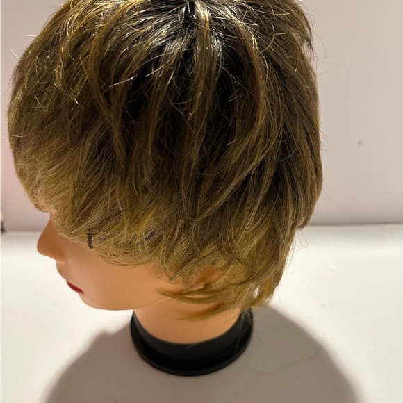 Stylish Blonde Women's Wig Short Cut - Picture 2 of 6